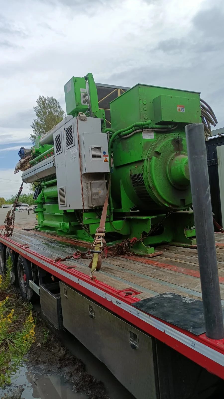 Gas generator used engine container